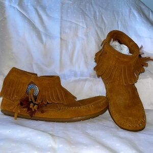 Minnetonka Concho Feather Boot Size 6